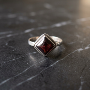 Nueva llegada Anillo fino de Plata de Ley 925 de alta calidad con piedras preciosas de granate natural Regalo perfecto para ella - Product Image 2