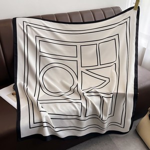Écharpe carrée d'été pour <span class=keywords><strong>femme</strong></span> en polyester à motif géométrique, protection solaire pour usage quotidien et activités de plein air - Product Image 5