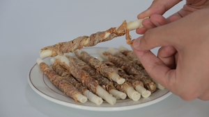 Friandises pour chiens OEM, riche en calcium, à mâcher, sans additifs, en rouleaux de peau de vache enveloppés de canard, bâtonnets à mâcher pour les dents, friandises naturelles en vrac pour chiens - Product Image 3