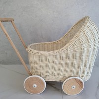 Poussette de poupée en rotin de dernière conception Chariot de poupée en osier se déplaçant facilement pour le jouet d'enfants