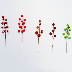 Décorations de Noël : Brindilles de baies d'hiver artificielles rouges à piquer et à vaporiser, tiges de fruits, ornements végétaux pour couronnes et guirlandes de Noël - Product Image 3