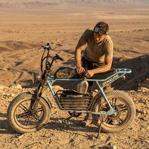 Vélo électrique tout-terrain à pneus larges de 20 pouces, prêt pour la piste désertique, avec suspension avant, idéal pour la conduite sur routes poussièreuses et terrains secs. - Product Image 3