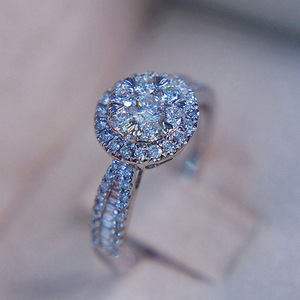 Anello di fidanzamento rotondo con zirconi per donna, elegante gioiello da dito alla moda - Product Image 2