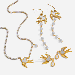 Parure de bijoux Flying Bird en acier inoxydable, collier et boucles d'oreilles en perles, pour femme, motif animal, doré, serti clos - Product Image 1