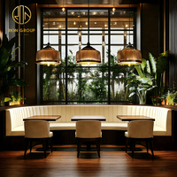 Mobilier de restaurant en bois pour café et bar : banquette, chaises et table, ensemble canapé-banc