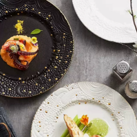 Assiette creuse élégante en céramique à motif cocotier créatif et bord doré, idéale pour les pâtes et les salades, parfaite pour la cuisine occidentale