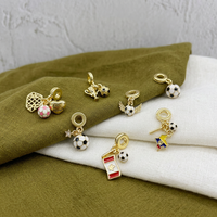 CZ9461 18K Vergoldete Fußball-Anhänger: Trophäe, Schuh, Flügel, Flagge - Sportfan DIY Schmuck-Charms