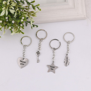 Colgante de llavero de corazón de plata antigua, de aleación de zinc con grabado, accesorios DIY para bolsos y auriculares - Product Image 3