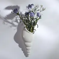 Hochwertige einzigartige moderne trend ige hohe Spiral wand halterung untere Vase aus weißer Keramik