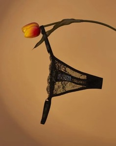 Culottes string noires en dentelle florale pour femmes, à taille basse, avec bretelles réglables, en maille transparente respirante, lingerie, vente en gros - Product Image 1
