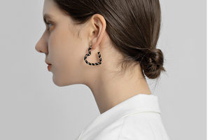 Boucles d'oreilles à tige enduites de couleur laiton avec cerceaux en forme de coeur Affection sans fin Accessoires de bijoux de tous les jours - Product Image 5