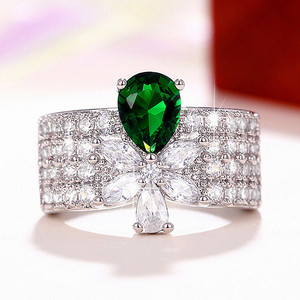Anello Floreale a Goccia di Lusso per Donne, Gioiello da Dito Scintillante e alla Moda - Product Image 1