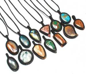 Pendentifs en macramé de haute qualité en laiton avec cristaux naturels assortis et pierres précieuses de formes variées, plaqué argent classique, tendance - Product Image 2