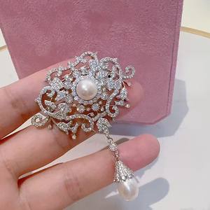 Nouvelle broche rétro pour femme, style palais, avec pompon, perle d'eau douce et zircon, fleur de poitrine, anti-éblouissement, accessoire de costume pour fiançailles - Product Image 2