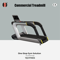 Cinta de correr comercial con pasamanos envolventes, consola digital, plataforma de carrera plana y estructura reforzada para equipos de instalaciones de fitness