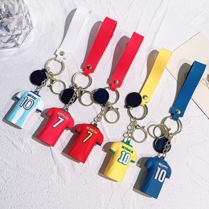 Porte-clés personnalisé en PVC <span class=keywords><strong>3D</strong></span> avec pendentif maillot de footballeur Messi Ronaldo Mbappé et sangle - Product Image 3