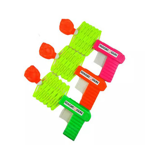 QF nouveauté drôle magique élastique rétractable poing pistolet jouet en plastique pour les 8-13 ans jeu pour enfants - Product Image 6