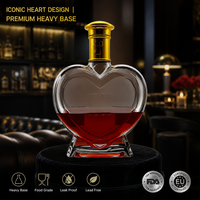 Bouteille en verre de luxe Solent en forme de cœur 700 ml, carafe à spiritueux XO à base lourde avec bouchon doré, emballage en gros