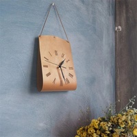 Horloge murale d'art rétro en gros personnalisé simple face en cuir design mouvement à quartz en forme de sac tenture murale pour café boutique