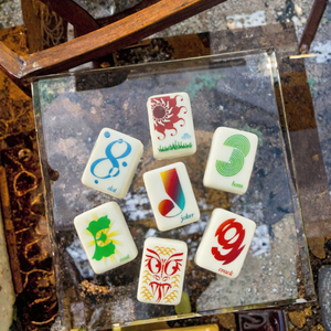 CrisloidLetraMahjong - Juego de Mahjong Plegable de Acrílico Pintado y Grabado, Moderno y de Lujo, Hecho en Estados Unidos, para 4 Jugadores, Ideal para Reuniones de Amigos - Product Image 3