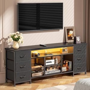 Mueble para TV con Estantes Abiertos para Dormitorio, Soporte para TV Negro, Centro de Entretenimiento, Tomas de Corriente, Cajones de Tela, Cómoda - Product Image 1