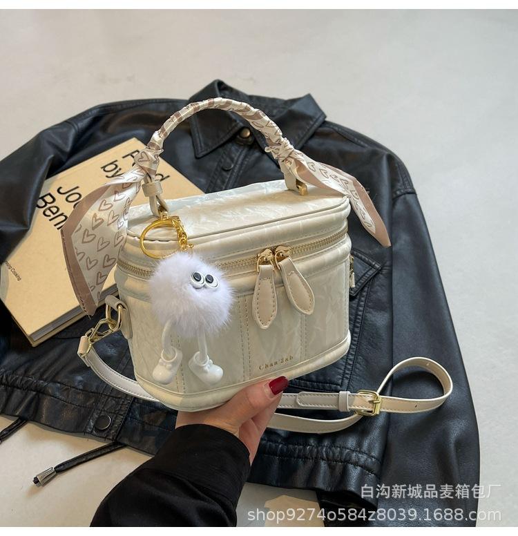 Off - white (with pendant)