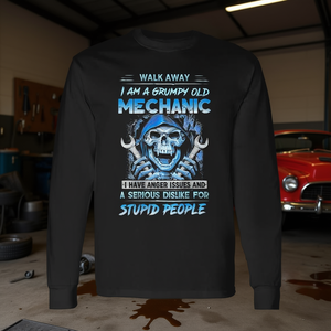 Camiseta de manga larga con estampado de calavera y llaves inglesas para mecánicos y entusiastas de los coches, con la inscripción 'I Am A Grumpy Old Mechanic' - Product Image 3