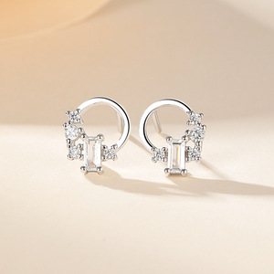 Boucles d'oreilles clous en argent sterling S925 hypoallergéniques, motif renne, sapin de Noël et Père Noël, avec zircon, bijoux fins, vente en gros du fabricant - Product Image 6