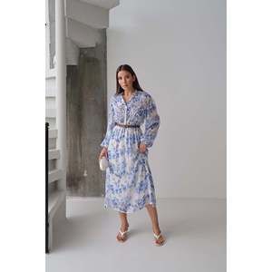 Robe élégante en mousseline de soie bleue à motifs floraux, coupe trapèze, col carré, taille naturelle, idéale pour les invitées de mariage - Product Image 4