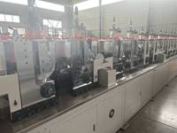 Machine de découpe et de fabrication de protège-coins en papier en forme de L/V pour carton et cartonnette