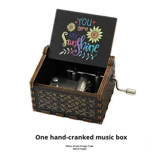 Adorno de fábrica EDa, caja de música con manivela tallada clásica, regalos artesanales de Navidad aplicables, caja de música de madera - Product Image 5