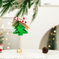Décoration suspendue en forme de sapin de Noël en tissu tissé fait main, avec nœud en ruban lisse, branche de pin et clochette métallique