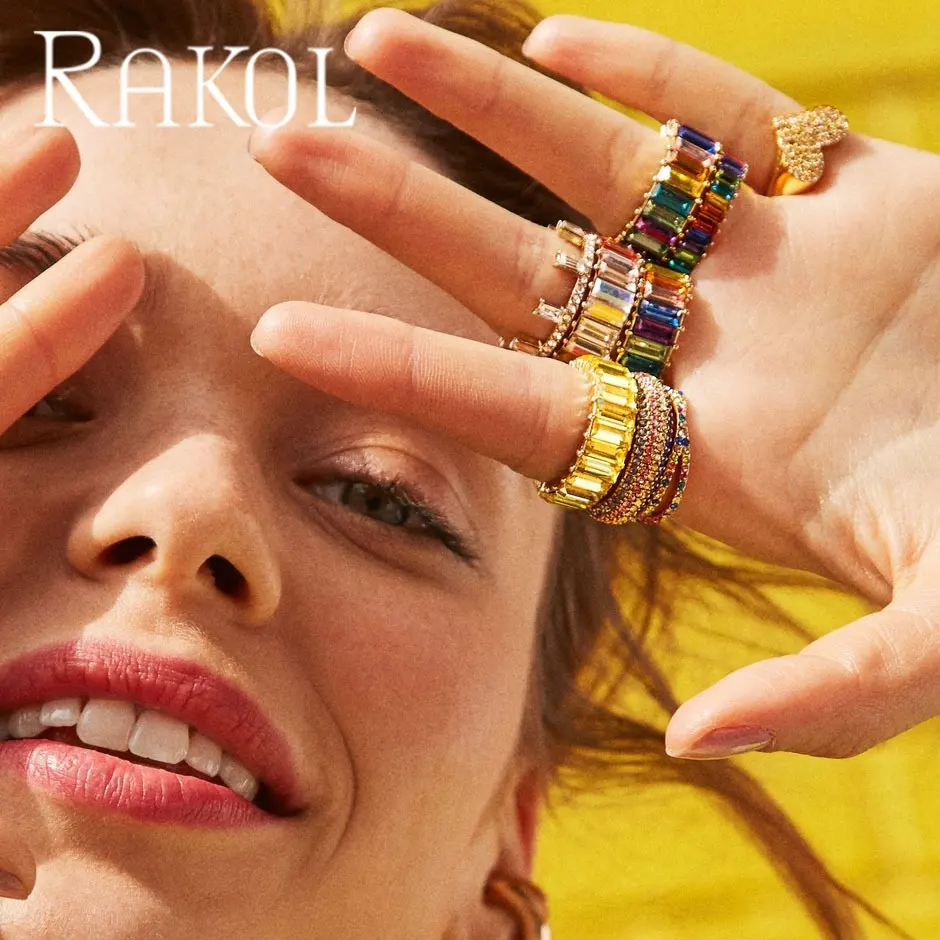 RAKOLR002新しいデザインバゲットCzエタニティカラフルピンクグリーンジルコンステンレススチールジュエリーPvd18kゴールドメッキ結婚指輪
