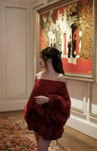 Robe rouge épaules dénudées avec taille élastiquée et détail floral, en mousseline de soie douce à motif floral, avec manches courtes à poignets élastiqués, style vietnamien. - Product Image 3