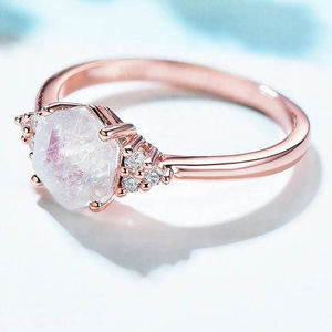 แหวนแต่งงานรูปหกเหลี่ยมสีโรสโกลด์ประดับมูนสโตนแท้ ดีไซน์เรียบหรู แหวนมูนสโตนธรรมชาติสีรุ้ง - Product Image 2