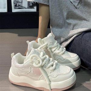Baskets blanches tendance Hong Kong 2026, nouveau style, semelle épaisse, chaussures de sport décontractées polyvalentes pour femmes - Product Image 3