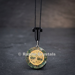 Pendentif d'amour rond sculpté en Orgonite avec pierre précieuse Agate Arbre de Vie en Jade Vert - Product Image 2