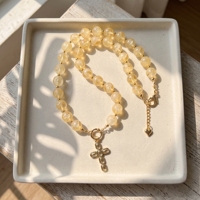 Collier en perles acryliques avec pendentif croix, perles rondes jaune miel clair, fermoir plaqué or, bijou cadeau pour femme