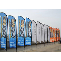 Mâts de drapeau rectangulaires 2.8M 3.4M 4.5M 5.5M avec sac à eau et bannière de dépliant de vent pour des jeux de sport et des événements drapeaux promotionnels bannières