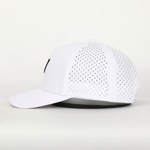 Casquette de golf personnalisée à 5 panneaux en polyester blanc perforée au laser, casquette de baseball imperméable pour homme avec logo en PVC - Product Image 3