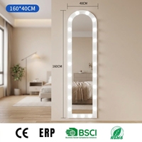 Miroir LED arqué sur pied avec crochets pour la maison, l'hôtel et la salle de maquillage
