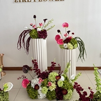 Centre de table personnalisé pour mariage avec fleurs de lys Calla bordeaux, fleurs vert sauge pour la mariée, coussin décoratif, scène extérieure
