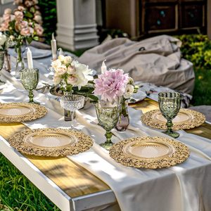 Assiettes de présentation en plastique doré antique de 13 pouces, décorées de motifs floraux ajourés, pour la décoration de table de mariage ou de fête. - Product Image 6