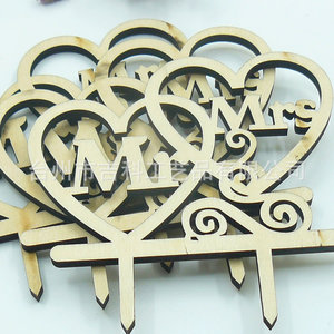 แผ่นไม้รูปหัวใจสลักชื่อ Mr & Mrs สำหรับตกแต่งเค้กงานแต่งงาน - Product Image 1