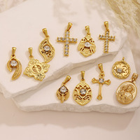 L'Archivée du Gardien |   Charmes protecteurs vintage en acier inoxydable plaqué or 18K PVD |   Pendentifs rétro en forme de croix, amulette et talisman