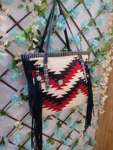 Bolso Tote de Hombro Casual de Cuero Genuino Marrón Hecho a Mano para Mujer KAMARVY con Forro de Algodón Premium y Cierre de Cremallera Resistente Feather Two - Product Image 6