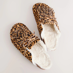 <span class=keywords><strong>Sabots</strong></span> léopard à franges pour femmes avec doublure en fausse fourrure, semelle en liège et soutien de la voûte plantaire en microfibre - Product Image 2