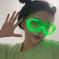 Nouvelles Lunettes en Plastique à Éclairage Dynamique en Forme de Cœur pour Influenceurs TikTok, Idéales pour Concerts, Bars, Discothèques, Jouet Lumineux pour Jeunes et Cheerleading