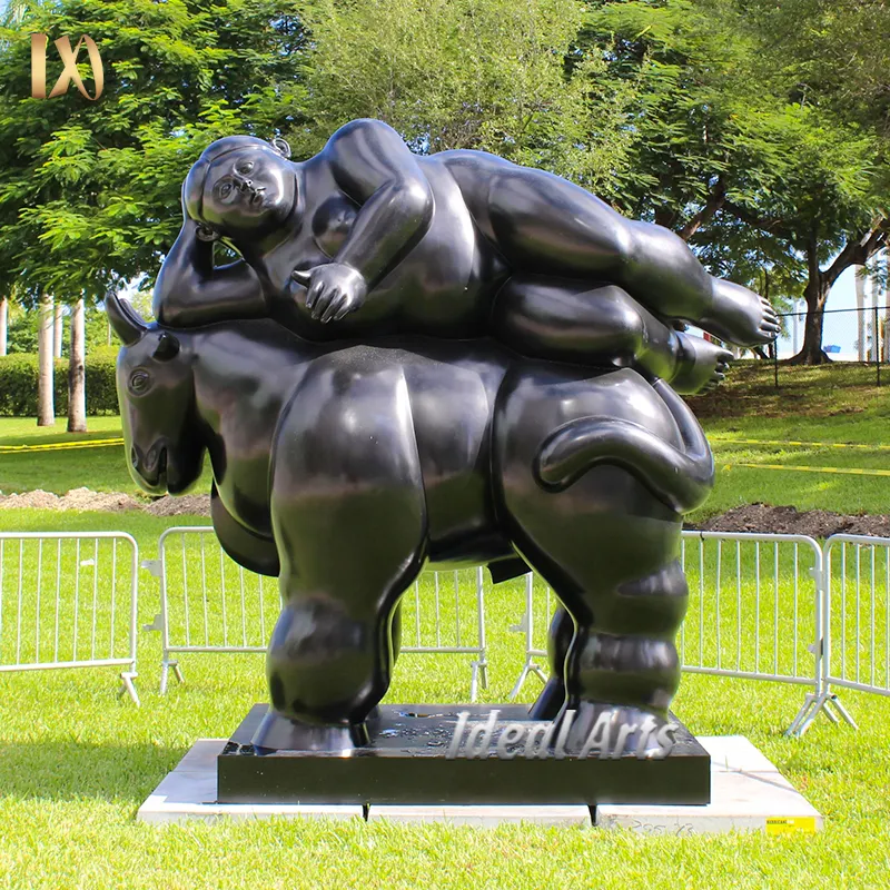 งานฝีมือโลหะทองแดงเปลือยสำหรับผู้หญิงอ้วนและวัวรูปปั้นโดย botero