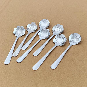 Ensemble de petites cuillères en acier inoxydable de style fleur créatif et mignon, cuillère à dessert, cuillère à gâteau, cuillère à café pour <span class=keywords><strong>restaurant</strong></span>, hôtel, maison - Product Image 3